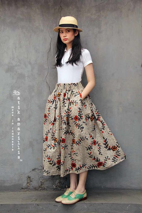 Gorgeous Batik Amarillis’s traveller skirt in hand drawn batik bledakan Madura - ONLY available at Batik Amarillis webstore www.batikamarillis-shop.com Skirt Outfit Casual, Batik Amarillis, Batik Clothing, Batik Skirt, Long Skirt Fashion, Shape Fashion, Batik Fashion, Fashion Guide, Woman Fashion