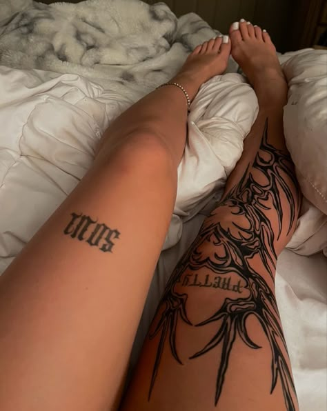 Vintage Aesthetic Tattoos, Tattoo Bein Frau, 17 Tattoo, Full Leg Tattoos, Muster Tattoos, Tasteful Tattoos, Tattoos For Black Skin, Pretty Tattoos For Women, Leg Tattoos Women