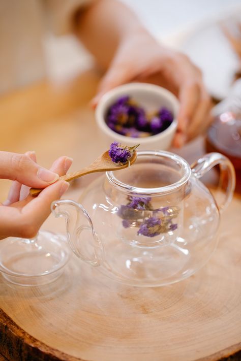 Glass teapot with infuser for loose tea. Sturdy material that is able to withstand instant temperature change from minus 30 ℃ to 150℃. To impress guests simply add water, sliced lemon, cinnamon sticks, and a coin of ginger. Make Your Own Tea Blends, Make Your Own Tea, Infused Tea, Sliced Lemon, Teapot With Infuser, Different Types Of Tea, Dried Fruit Snacks, Yellow Tea, Organic Herbal Tea