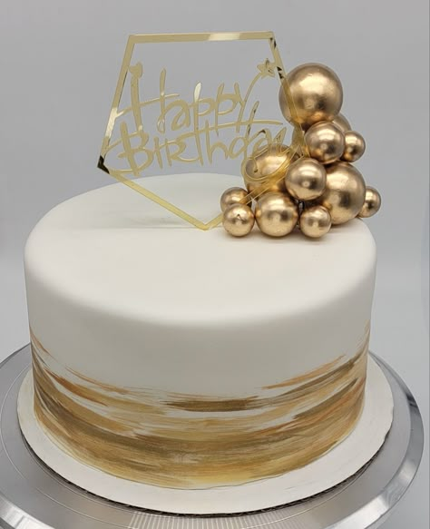 White And Gold Cake For Men, Gold And Silver Cake Ideas, White Gold Cake Design, Gold Luster Dust Cake, White And Gold Birthday Cakes For Women, Golden Bday Cake, White And Gold Cake Simple, Gold Cake Aesthetic, White And Gold Cake Ideas