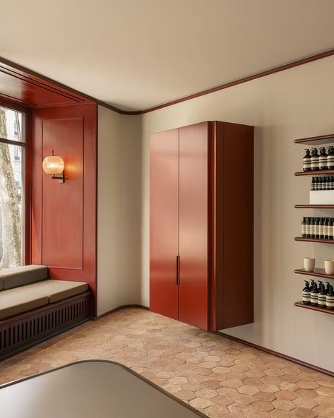 Aesop Avenue des Ternes Bauhaus Apartment, Aesop Store, Parisian Store, Antique Medallion, Recessed Shelves, Nyc Bars, Hacienda Style, Paris Design, Retail Space