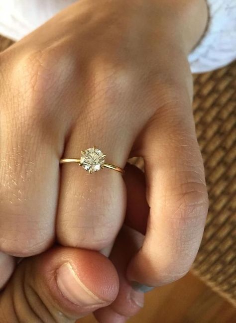 Simple One Diamond Engagement Rings, Sinple Engagement Rings, Simple Single Stone Engagement Rings, Engagement Ring Small Hands, Simple Timeless Engagement Rings, Simple Gold Wedding Rings, Minimalist Wedding Rings, Cartier Love Ring, Cute Engagement Rings