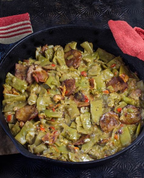 Creole Smothered Green Beans are a Cajun recipe common in Cajun cooking. Cajun Thanksgiving, Andouille Sausage Recipes, Smothered Green Beans, Cajun Christmas, Creole Cooking, Cajun Dishes, Cajun Creole Recipes, Cajun Food, Cajun Cooking