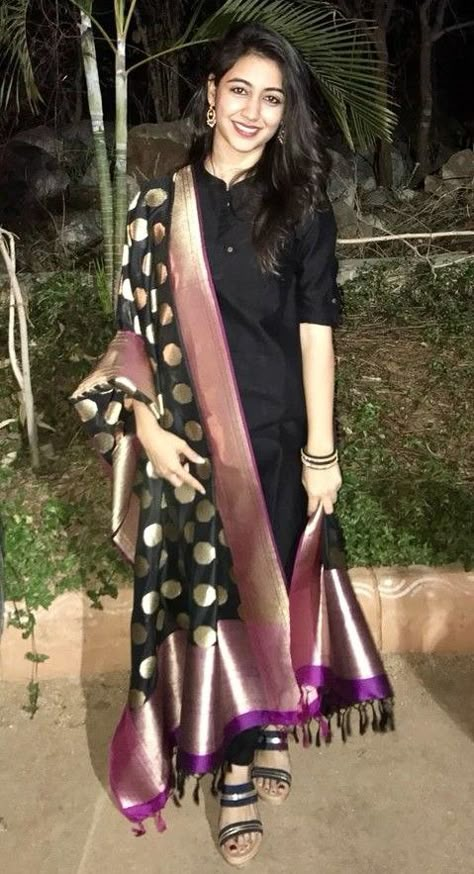 #BlackKurta with #BanarsiDupatta #Threads Black Punjabi Suit, Contrast Dupatta, डिजाइनर कपड़े, Black Kurta, Straight Suit, Indian Designer Suits, Long Kurti Designs, Salwar Kamiz, Indian Gowns Dresses