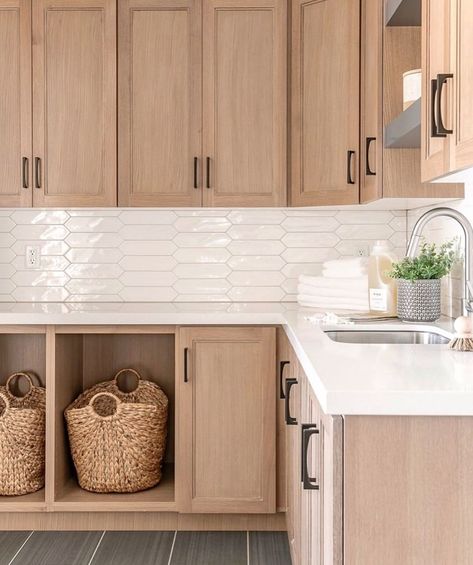 Homeowners love the look of wood, and natural cabinets are back in a big way | Designed by Remedy Furniture & Design | #laundryroom #laundryroomdesign #laundryroomdecor #mudroom #mudroomdesign #mudroomdecor #cabinets #customcabinets #rtacabinets #cabinetry #customcabinetry Natural Cabinets, Natural Wood Kitchen, Kabinet Dapur, Wood Kitchen Cabinets, Oak Kitchen, Diy Kitchen Cabinets, Kitchen Redo, Counter Tops, Kitchen Remodel Idea