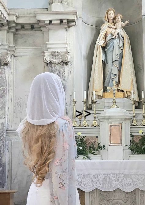 Praying Woman Aesthetic, Catholic Girl Wallpaper, Religious Girl Aesthetic, Pink Catholic Aesthetic, Daughter Of God Aesthetic, Christian Pink Aesthetic, Woman Praying Art, Iglesia Aesthetic, Christian Aesthetic Pictures