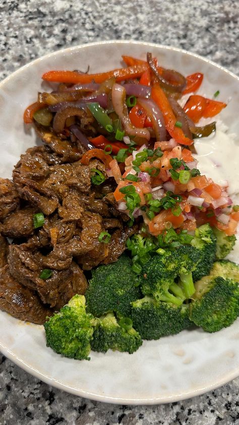 Instagram Meat And Vegetable Dinners, How To Eat More Vegetables, Healthy Steak Dinner, Meat And Vegetable Diet, Vegetables Aesthetic, Steak Bowl, Steak Rice, College Food, Delicious Steak