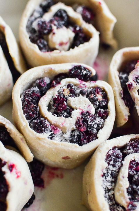 Blackberry Recipes Vegan, Blackberry Roll Recipe, Blackberry Baking, Fresh Blackberry Recipes, Blackberry Recipes Easy, Blackberry Dessert Recipes, Breakfast Buns, Pastry Rolls, Blackberry Dessert