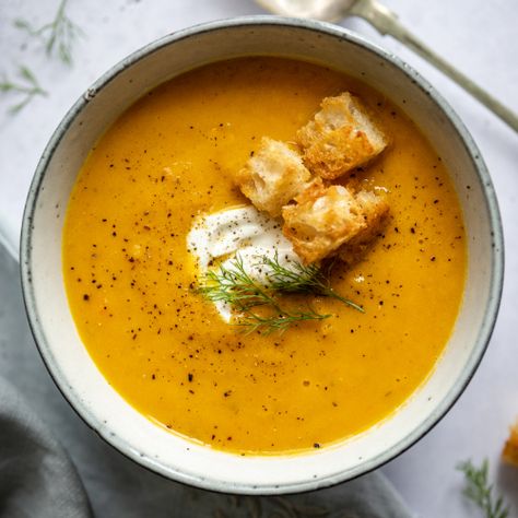 Carrot And Fennel Soup, Fennel Recipes Soup, Fennel Soup, Fennel Recipes, Roasted Carrot, Veg Soup, Roasted Fennel, Vegan Soup Recipes, Winter Soups