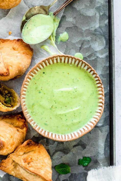 5 minutes Easy Indian mint sauce to serve with popadoms and appetizers - just like the ones from your favorite Indian restaurant. Samosa Sauce, Indian Mint Sauce, Mint Sauce Recipe, Indian Sauces, Mint Yogurt, Mint Sauce, Low Fat Yogurt, Chutney Recipes, Samosa