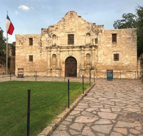 The Alamo in San Antonio, Texas. The Alamo San Antonio, The Alamo Project, Alamo Activities, Alamo Project, Alamo Texas, Texas Landmarks, Alamo San Antonio, Travel Elements, Texas Trip