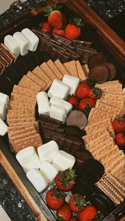 Board night charcuterie board skores board oreos strawberries butter biscuits graham crackers reeses hersheys Desert Boards, Charcuterie Board Night, Horror Birthday Party, Canteen Food, Horror Birthday, Dessert Platters, Sweets Business, Sweets Board, Smores Maker