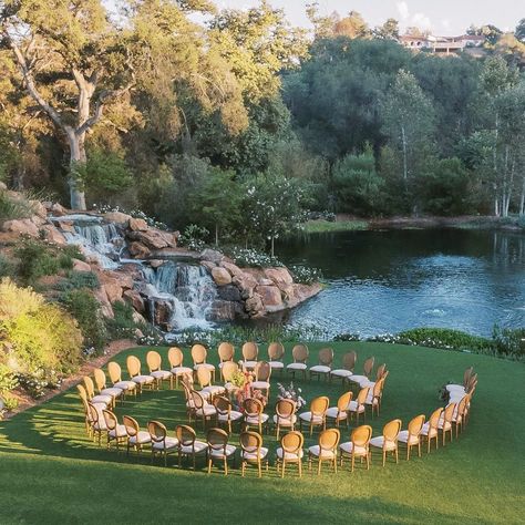 Unique ceremony set ups that the guests can enjoy. Doing a circular or rounded ceremony set up is a much more intimate look. Would you do a circular ceremony? Unique Ceremony Set Up, Round Ceremony Seating, Round Wedding Ceremony Seating, Ceremony In The Round, Circular Ceremony Seating, Circle Wedding Seating, Round Wedding Ceremony, Circular Wedding Ceremony, Circle Wedding Ceremony