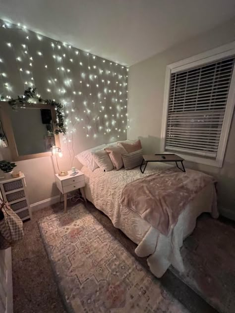 17 Bedroom Ideas, Cute Gray Room Ideas, Cute Small Room Ideas Aesthetic Grey, Big Wall Bedroom Ideas, Women’s Room Decor, Room Inspo With Full Size Bed, Room Ideas Bedroom Cozy Simple, Corner Bed Ideas Queen Small Room, Lazy Room Ideas