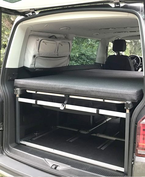 VW Multivan - Innenraum mit aufgebautem Bett und Stauraum Vw T6 Interior Ideas, Pajero Mk1, Caravan Travel, Vw Transporter Camper, Beach Camper, T6 California, Vw Caravelle, Camper Car, Suv Camper