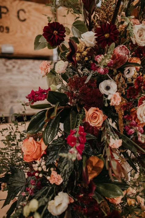 Western Moody Wedding, Moody Rustic Fall Wedding, Moody Flowers Wedding, Luxury Fall Wedding, Rust Wedding Florals, Moody Fall Florals, Moody Fall Wedding Decor, Moody Flower Arrangements, Fall Desert Wedding