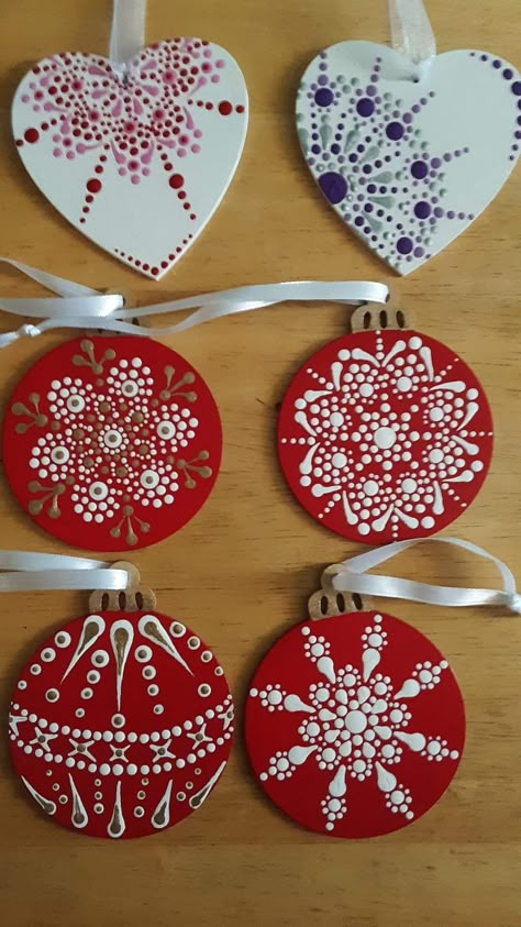 Dot Painting Christmas Cards, Dot Painting Ornaments Patterns, Christmas Dot Painting Ideas, Dot Painting Snowflakes, Pumpkin Christmas Decor, Dot Painting Christmas, Christmas Dot Art, Christmas Decoration House, Christmas Dot Painting