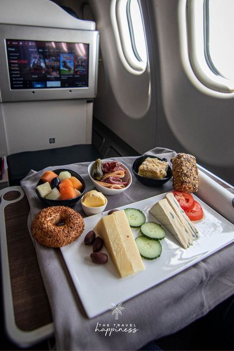 Food In Flight, Business Class Turkish Airlines, Turkish Airlines Food, Manifest Life, Airplane Food, Plane Food, Airline Food, Aesthetic Material, Travel Picture Ideas