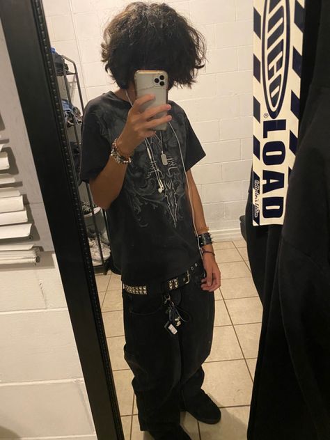 Y2k Skater Clothes, Alt Skater Outfits, Masc Skater Outfits, Emo Aesthetic Outfit Boy, 2000 Skater Style, Grudge Boy, Grunge Skater Boy Aesthetic, Emo Skater Outfits, Emo Guys Aesthetic