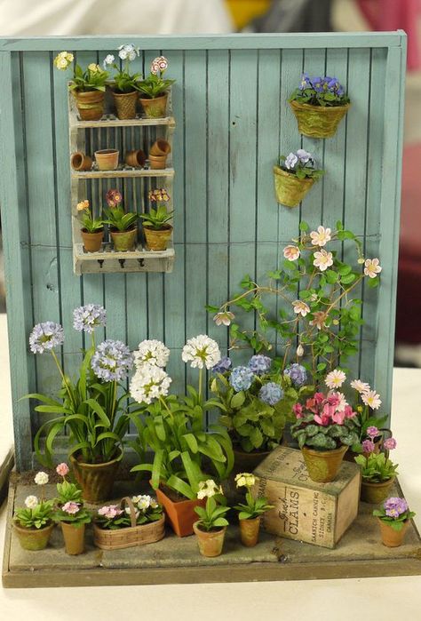 Pascale Garnier Kaktus Dan Sukulen, Room Box Miniatures, Dollhouse Garden, Fairy Garden Designs, Miniature Flowers, Mini Doll House, Dollhouse Miniatures Diy, Room Boxes, Miniature Gardens