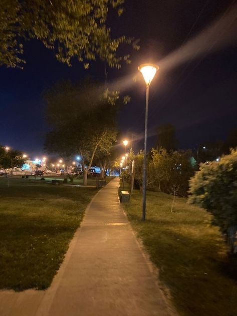 Night Walking Aesthetic, Perjalanan Kota, Nature Story, Night Pics, Night Walks, Blurred Background Photography, Dark Nature, Dark Nature Aesthetic, Night Scenery