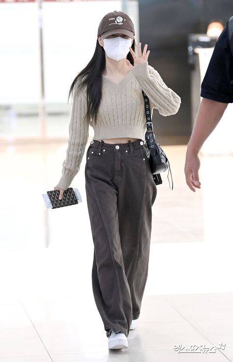 Ingenue Outfits, Airport Outfit Korean, Outfit Inspo Kpop, Celeb Airport Style, Celeb Airport, Newjeans Outfits, Kpop Streetwear, Macau Travel, Kpop Fashion Women