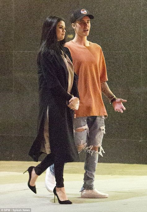 History repeating: Justin appeared to be talking nonstop and the pair looked as though their past breakups were a very distant  memory Selena Gomez And Justin Bieber, Selena And Justin, Selena Gomez And Justin, Maquillage Kylie Jenner, Justin And Selena, Justin Bieber And Selena Gomez, Justin Bieber 2015, Justin Selena, Stile Kendall Jenner