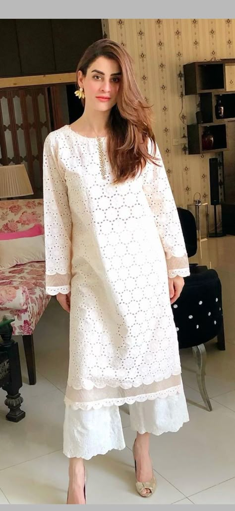 Chicken Kari Suits Pakistani, Chicken Suits Designs Pakistani, Chickenkari Kurti With Jeans, Chikenkari Dress Ideas, Chicken Kari Dress, White Kurti Design, White Dress Ideas, Indian Wear Dresses, University Fits