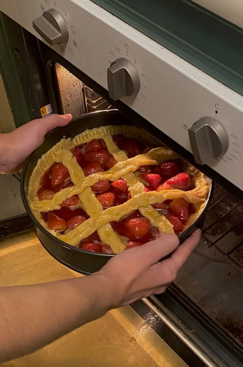 Pie Baking Aesthetic, Aesthetic Baking Pics, Bakeing Girl Aesthetic, Baking Pie Aesthetic, Strawberry Pie Aesthetic, Southern Cooking Aesthetic, Baking Asthetic Picture, Pie Shop Aesthetic, Summer Baking Aesthetic