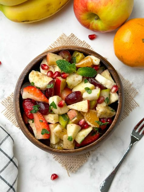 fruit chaat served in a wooden bowl with fruits in the side Indian Fruit Salad, Indian Fruit Salad Recipe, Indian Fruits, Chaat Indian, Fruit Chaat Recipe, Salad Indian, Fresh Fruit Bowl, Fruit Chaat, Indian Drinks