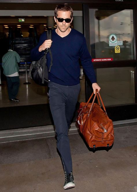 Airport Outfit Men, Ryan Reynolds Style, Cashmere Sweater Outfit, Travel Outfit Plane, Most Stylish Men, Fashion Style Summer, Travel Outfit Summer, Travel Journal Ideas, Men's Outfits