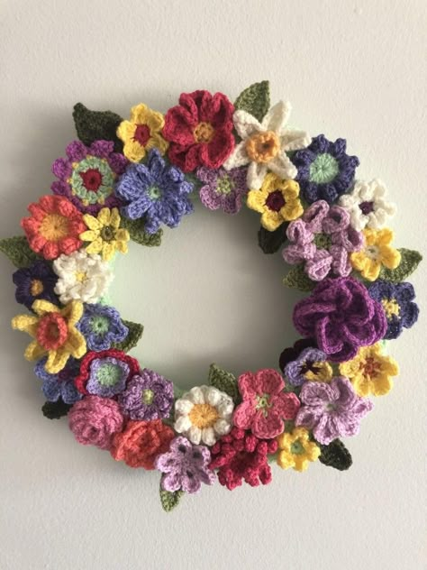 Crocheted Flower Wreaths, Flower Wreath Crochet, Crochet Flower Wreath, Crochet Wreath, Crochet Bouquet, Crochet Plant, Crochet Decoration, Crochet Home Decor, Crochet Flower Tutorial