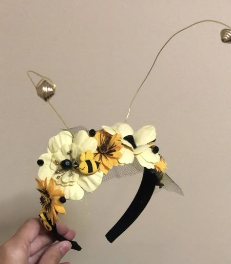 Bee Women Costume, Queen Bee Crown Diy, Bee Themed Costumes, Cute Bee Costume Woman, Queen Bee Costume Diy Woman, Diy Bee Headband, Bumble Bee Diy Costume, Diy Bee Antenna Headband, Bumble Bee Headband Diy