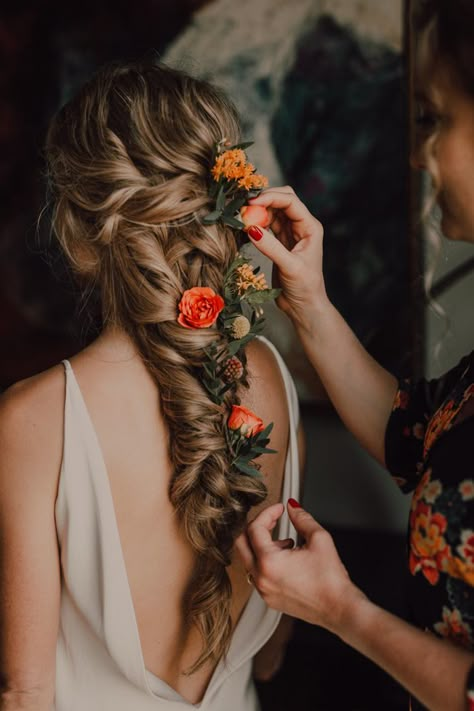 Easy Wedding Hairstyles, Hair With Flowers, Column Wedding Dress, Wedding Braids, Empire Wedding Dress, Bespoke Wedding Dress, Easy Wedding, Wedding Veil Accessories, Hairstyles Bridesmaid