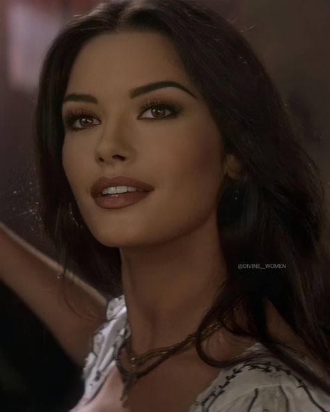 divine women on Instagram: “Elena played by Catherine Zeta-Jones in "The Mask of Zorro" (1998)” 90s Makeup Look, Catherine Zeta Jones, Hair Growth Tips, Asian Makeup, Cute Makeup, Hair Highlights, Woman Face, Beauty Inspiration, Wedding Makeup