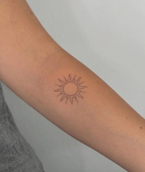 Tattoo Sonne, Sunshine Tattoo, Basic Tattoos, Sun Tattoo Designs, Mushroom Tattoos, Petite Tattoos, Sun Tattoos, Chasing The Sun, Discreet Tattoos