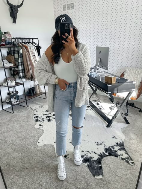 Popcorn Cardigan Outfit, Light Wash Ripped Jeans Outfit, White Casual Outfits For Women, Fall Outfits Converse, White Converse Outfit Ideas, Cardigan Outfit Oversized, Outfits For Errands, White Platform Converse Outfit, Cardigan And Jeans Outfit