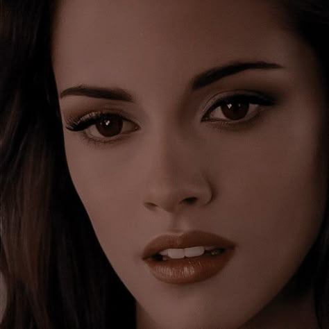 Bella Cullen Makeup, Bella Swan Makeup, Bella Swan Hair, Bella Swan Vampire, Twilight Makeup, Vampire Makeup Looks, Vampire Eyes, Vampy Makeup, Twilight Outfits