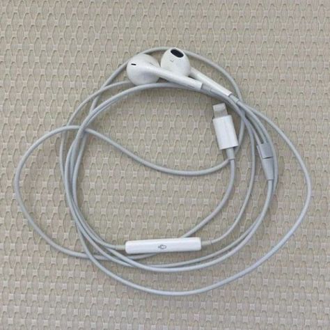 These wired earpods are the cheaper option to the wireless airpods! Check it out on amazon with my link! Apple Earpods, Apple Earphones, Iphone Headphones, Dr Belongings, Earphones Wire, Apple Headphone, Ear Buds, What In My Bag, Wired Headphones