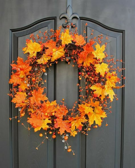 Thanksgiving Door Decorations, Wreaths For Door, Easy Fall Wreaths, Fall Decor Wreaths, Door Wreaths Diy, Fall Deco, Autumn Decorating, Berry Wreath, Fall Halloween Crafts