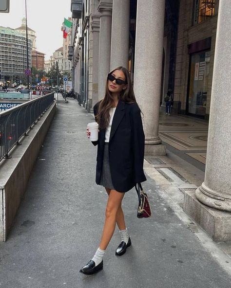 Loafer Outfits, Conference Outfit, Preppy Mode, Black Blazer Outfit, Adrette Outfits, Loafers Outfit, Blazer Outfits For Women, Look Formal, Mode Inspo