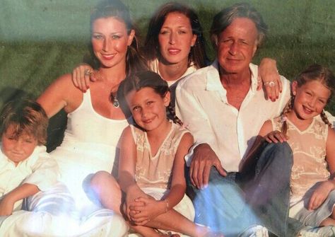 Mohamed hadid with all his five children Young Gigi Hadid, Mohamed Hadid, Hadid Family, Gigi Hadid Pictures, Yolanda Foster, Anwar Hadid, Adriana Lima Victoria Secret, Ice Skating Outfit, Joanna Krupa