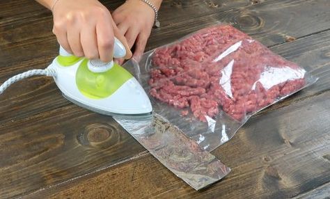 Here's how to preserve food with a vacuum-sealer, you'll only need an iron to seal the plastic bag and preserve foods! Kitchen Hack, Preserve Food, Diy Pins, Iron Skillets, Vacuum Sealer, Vacuum Bags, Apple Cake, Iron Skillet, Preserving Food