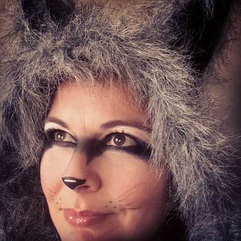 Raccoon makeup Raccoon Face Makeup, Racoon Halloween Costume, Raccoon Makeup Halloween, Raccoon Makeup, Raccoon Costume, Carnaval Make-up, Dr Seuss Costumes, Raccoon Halloween, Make Up Designs