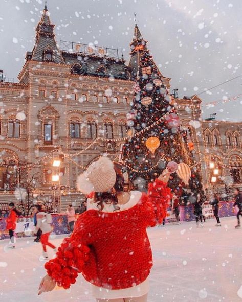 Here you can find the best recommendations about the places to travel in and have a great time this winter. Christmas Europe, Budget Christmas, Christmas In Europe, Winter Destinations, Christmas On A Budget, Christmas Time Is Here, Christmas Feeling, Snowy Winter, Christmas Inspo