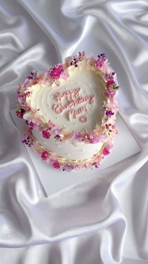 #cake design ideas# Floral Heart Cake, Heart Cake With Flowers, Cakes For Women Birthday, 25th Birthday Cake Ideas, Floral Birthday Theme, Pink Floral Cake, Floral Cake Birthday, Pink Heart Cake, 26 Birthday Cake