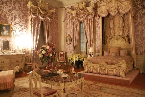 https://flic.kr/p/ivkTPh | newport marble house pink bedroom Alva Vanderbilt, Royal Room, Royal Bedroom, Fancy Bedroom, Vanderbilt Mansions, Castle Bedroom, Elegant Bed, Marble House, Cottage Retreat