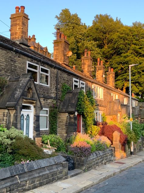 Little row of cottages in West Yorkshire. Tower Cottage - Halifax Cottage In London, Row Of Cottages, English Row Houses, Yorkshire Cottage, Terraced Cottage, Yorkshire Countryside, Cottages England, Master Manifestor, Halifax West Yorkshire