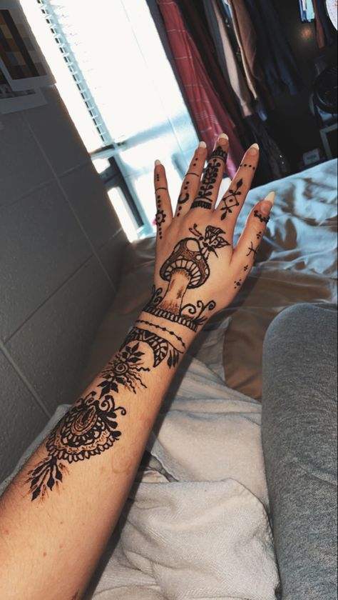 Mushroom Henna Designs, Henna Mushroom, Witchy Henna, Mushroom Henna, Hand Art Henna, Hippie Henna Designs, Henna Hand Art, Halloween Henna, Henna Arm Tattoo