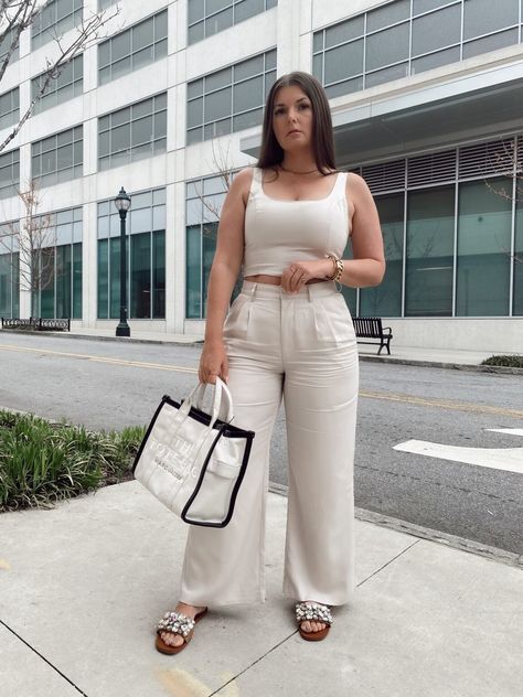 Feminine Outfit Curvy, Buchi Fresa Outfits Plus Size, Spring Fashion Mid Size, Curve Summer Outfits, Elegant Outfit Plus Size, Plus Spring Outfits, Curve Outfit Ideas, Summer Curvy Outfits, Mid Size Girl Outfits